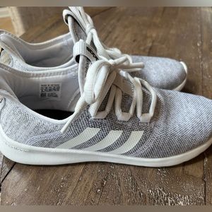 Adidas Women’s Cloudfoam Sneaker, size 8